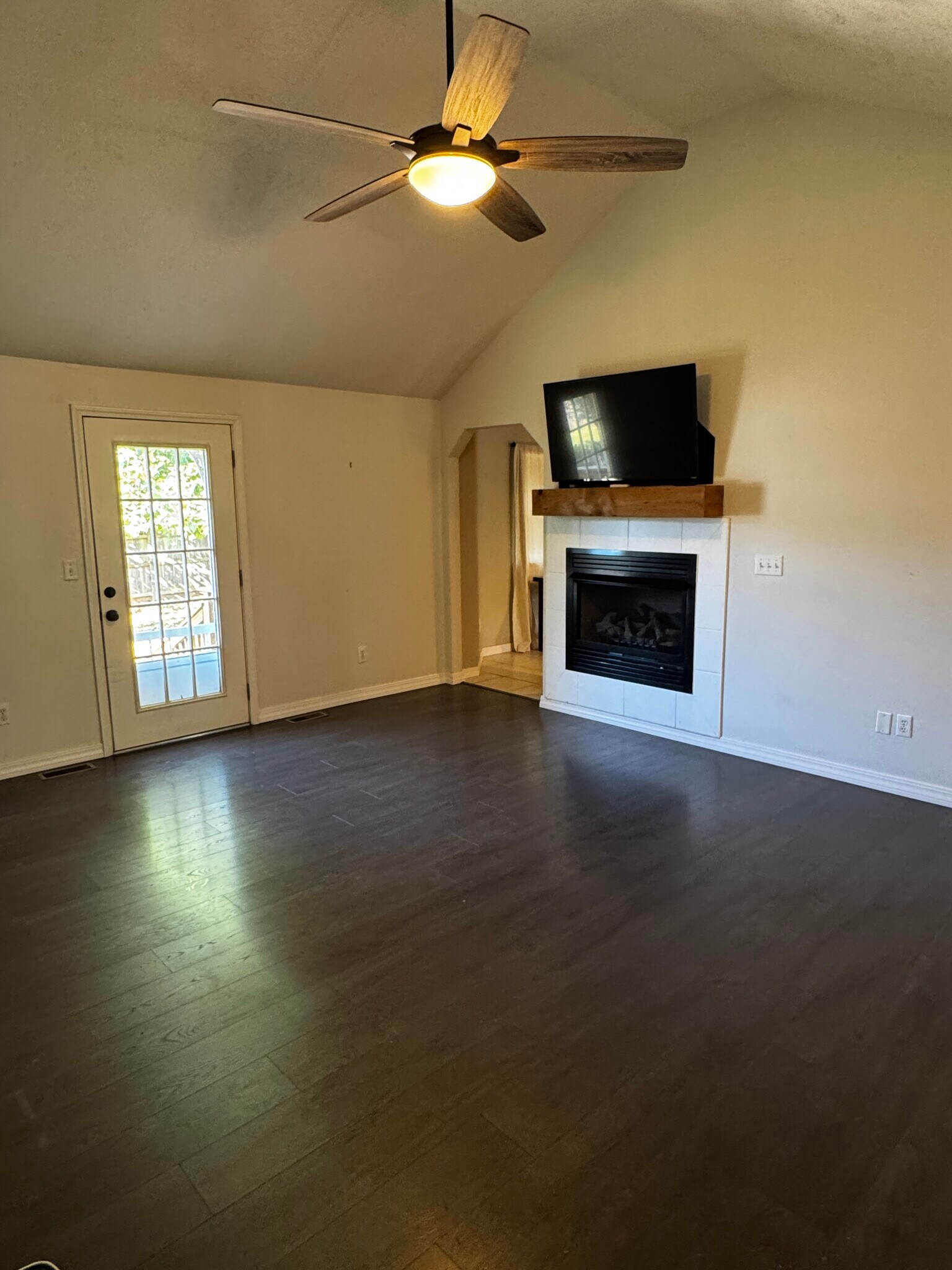 Living room - 1107 E Robin St