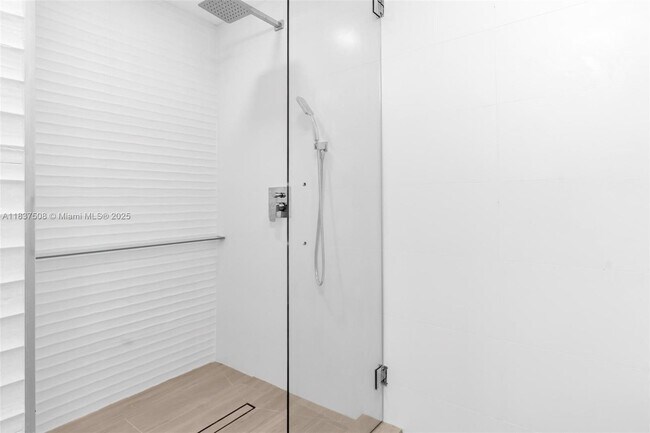 Building Photo - 5255 Collins Ave