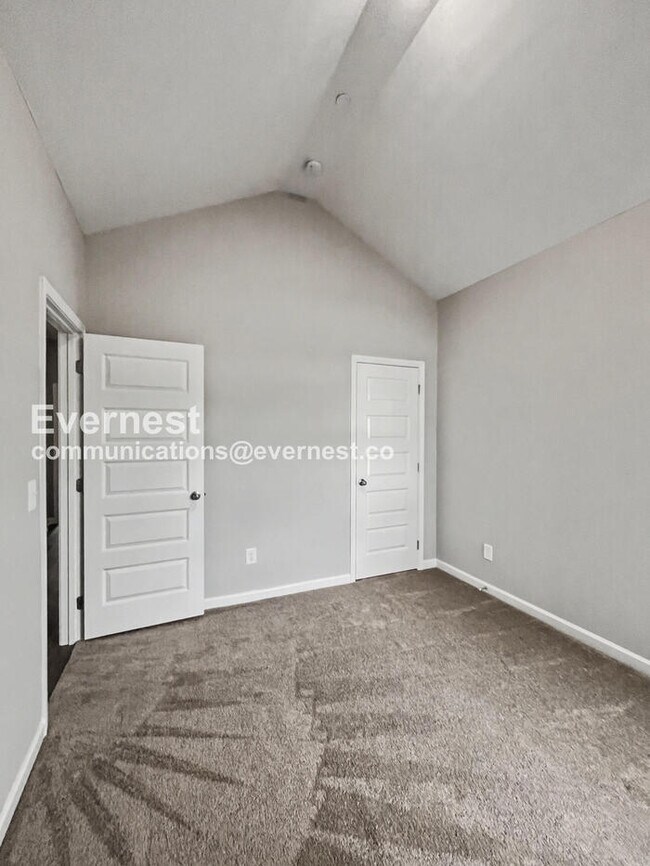 Building Photo - Limited Time Special Offer / 4 Bed, 2 Bath Home with Fenced Yard & Garage / Pet-Friendly / Vouche...