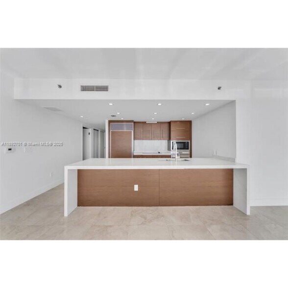 Building Photo - 465 Brickell Ave