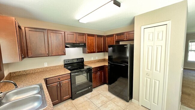 Building Photo - 3 BD/2BA Home in Beautiful Ocklawaha Ready for Move-In