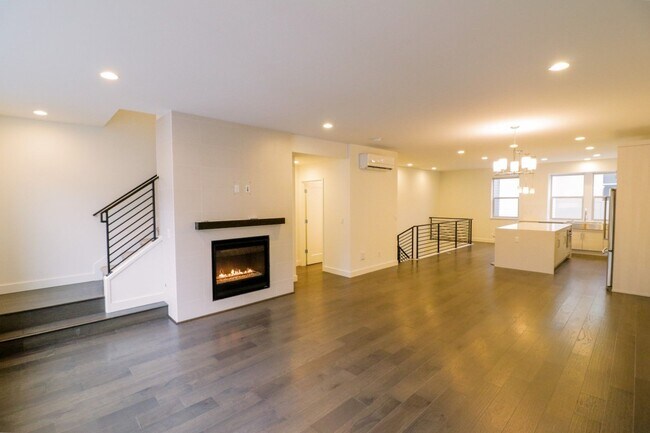 Building Photo - 4bd/3ba Newcastle House