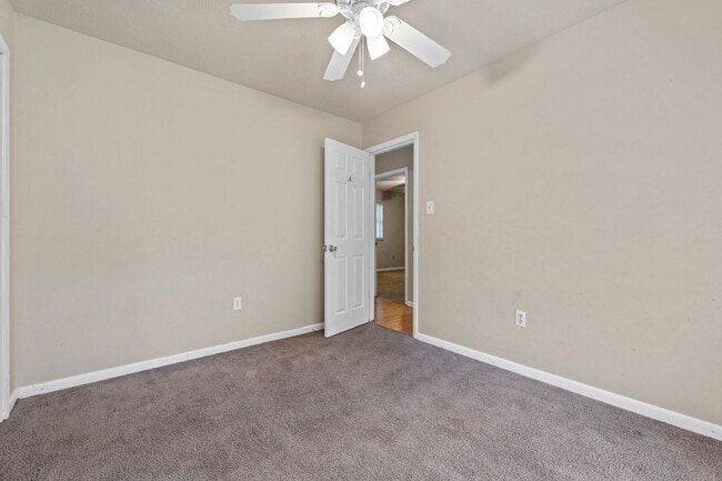 Building Photo - Indianhead Lakes Rental!