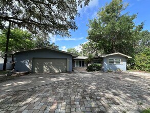 Building Photo - double lake front 4/2 house with swimming pool