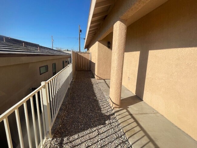 Building Photo - PALI3045