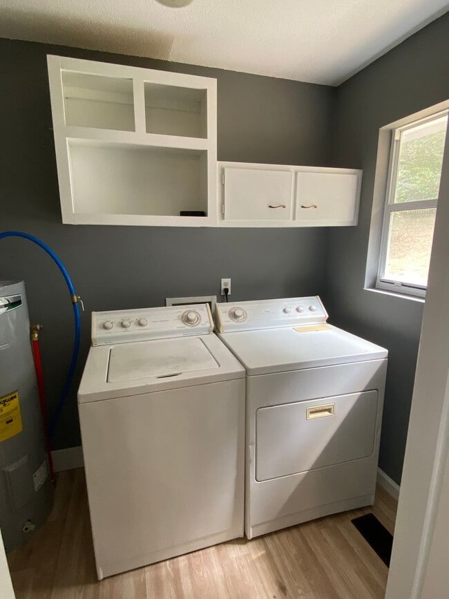 Building Photo - Ringgold 2 Bed 1 bath Screened in Porch, Oversized Workshop