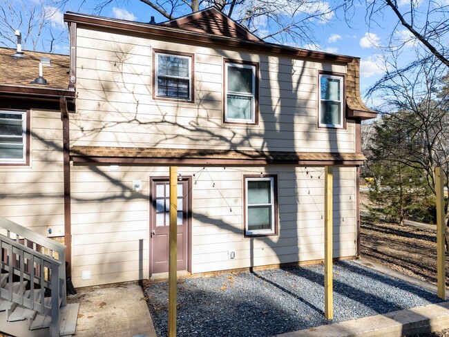 Building Photo - Gorgeous Updated 3BD Split-Level Ranch Hom...