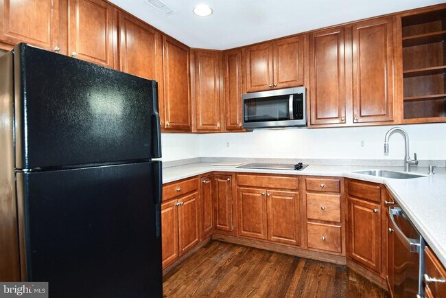 Building Photo - 5175 King Charles Way