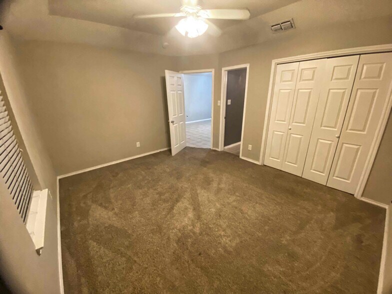 Building Photo - 327 S Water Ln