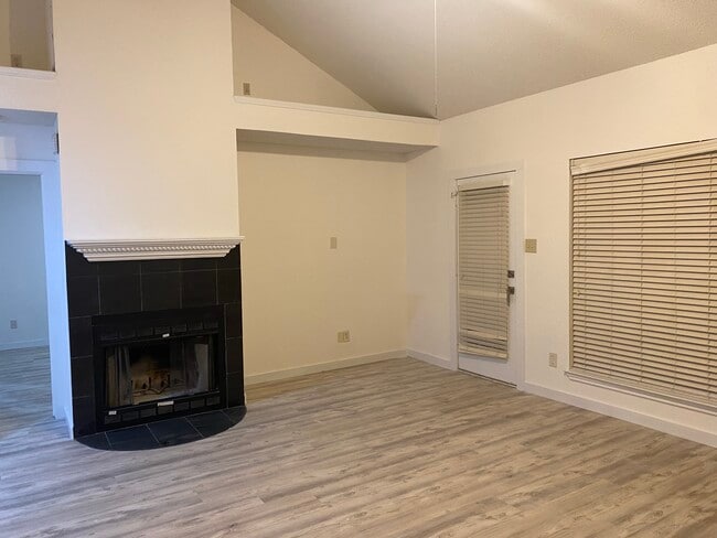 Building Photo - 3865 Suffolk Ln