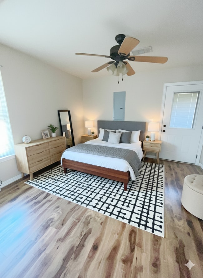 Building Photo - Close to school/Neighborhood surrounded by trees/Cozy