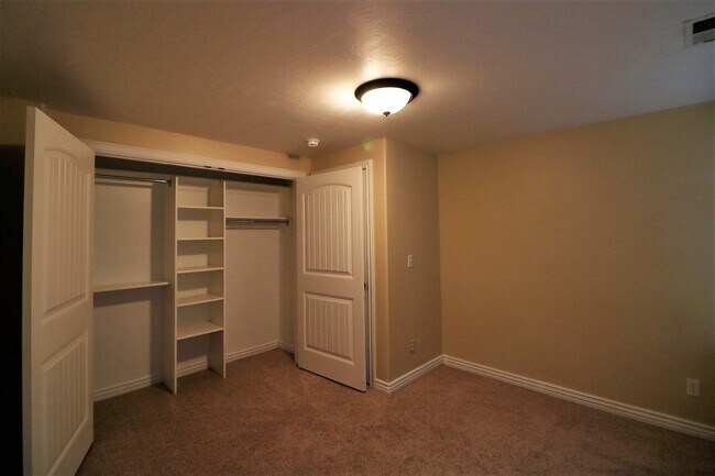 Building Photo - Beautiful Harvest Park Mapleton Townhouse