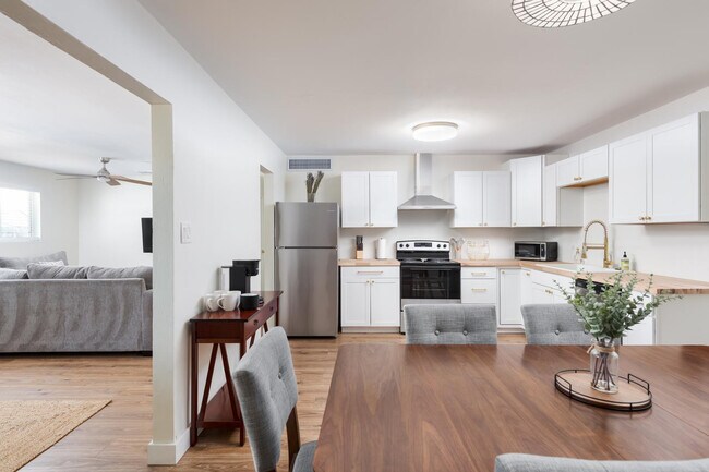 Building Photo - 2237 E Hillery Dr