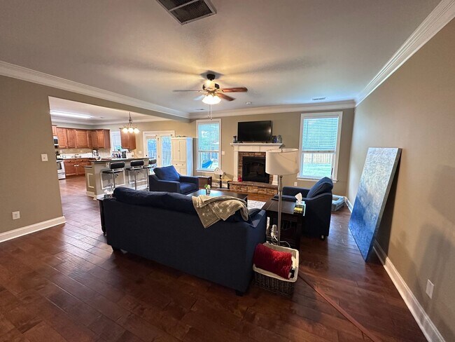 Building Photo - Welcome to this spacious 6 bedroom, 4 bath...