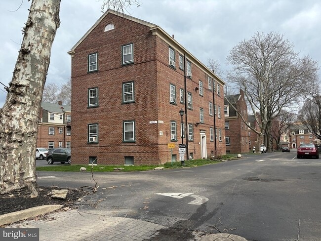 Building Photo - 676 Perth Pl