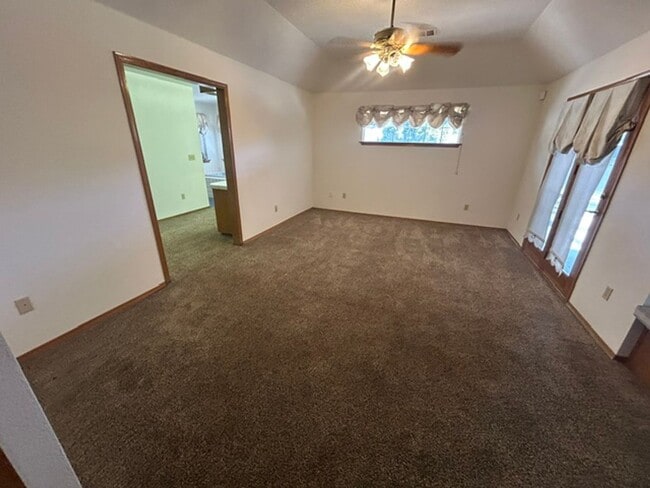 Building Photo - 3 Bedroom 2 Bathroom with a Bonus Room and Pool in the El Diamante School District!