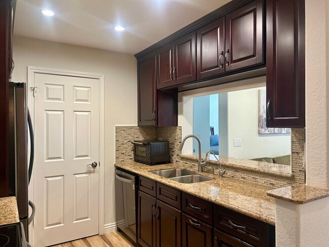 Building Photo - 5888 Bridgeport Lake Way