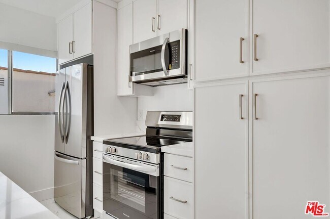 Building Photo - 220 S Gale Dr