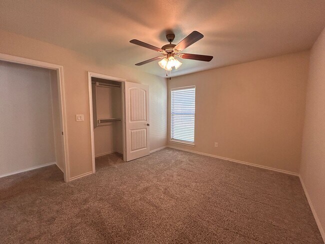 Building Photo - 4 bedroom 3 bathroom