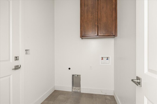 Building Photo - 40484 Bollinger Pl