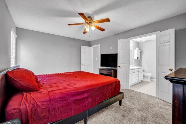 Building Photo - Fully Furnished 2 Bedroom, 2.5 Bath Townho...