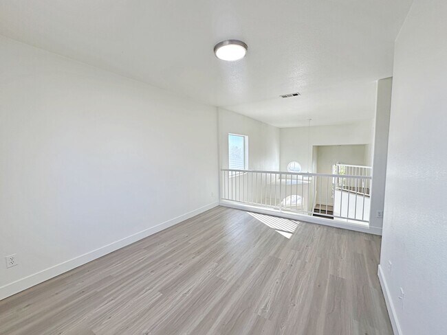 Building Photo - 4 BEDROOM WITH LOFT IN CUL DE SAC IN LONE MOUNTAIN