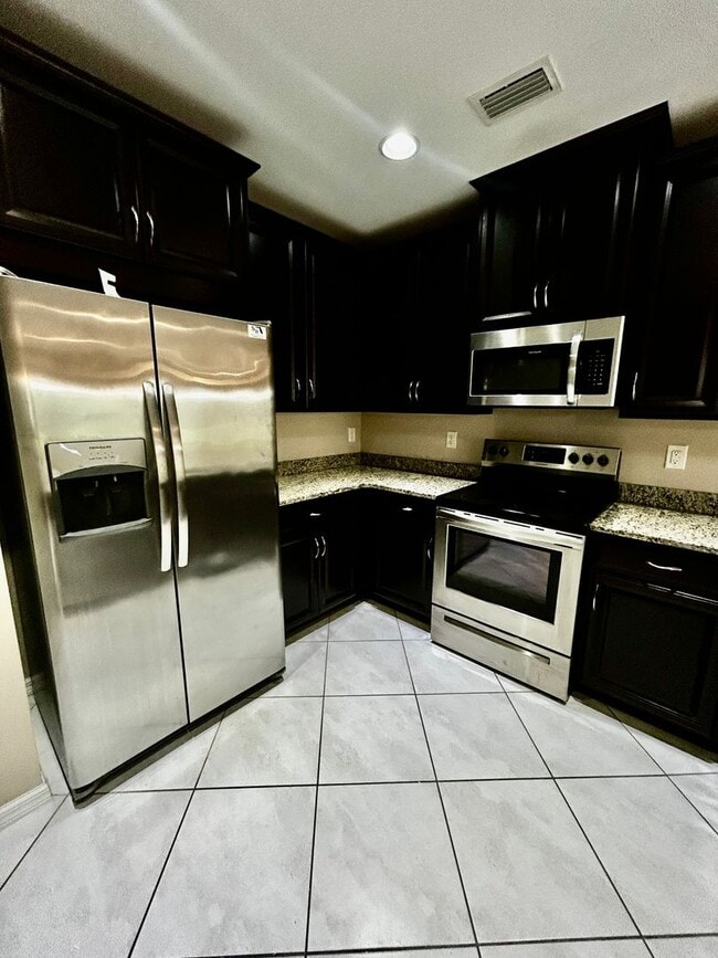 Building Photo - Beautiful 3-Bedroom 2.5 Bath Single-Family Home in Hammock Cove