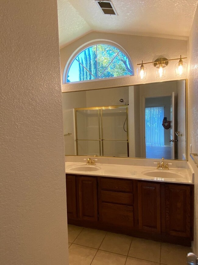 Building Photo - Vacaville 3bed/2bath home! Open floor plan...