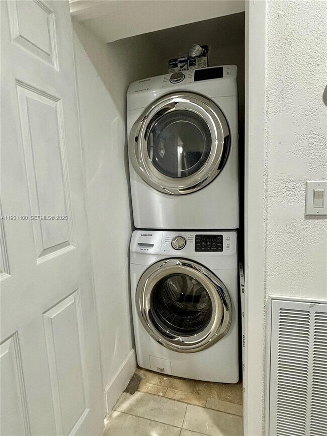 Building Photo - 8561 Claridge Dr