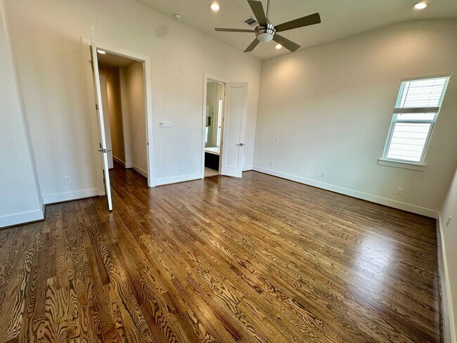 Building Photo - For Lease | 3 Bed, 2 Bath | 2,139 Sq Ft | Greater Heights |