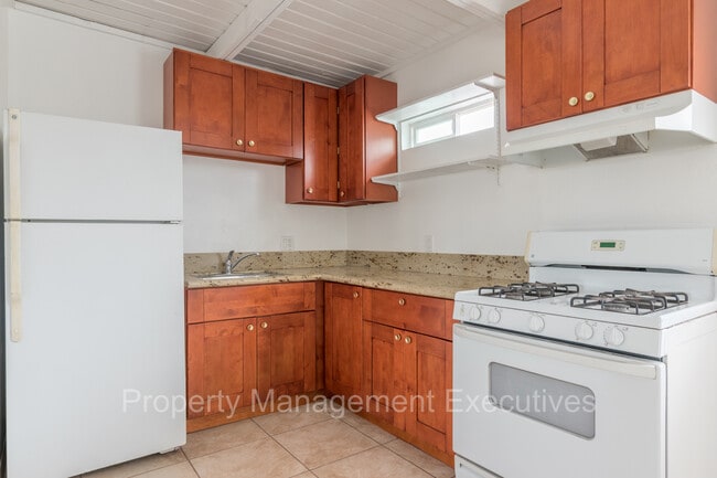Building Photo - 3 Bedroom, 1 Bath Apartment close to every...