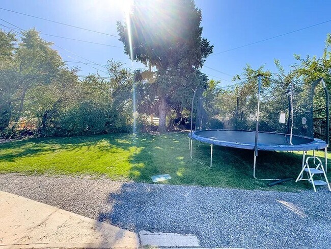 Building Photo - Beautifully updated 5 Bed / 2 Bath Home wi...