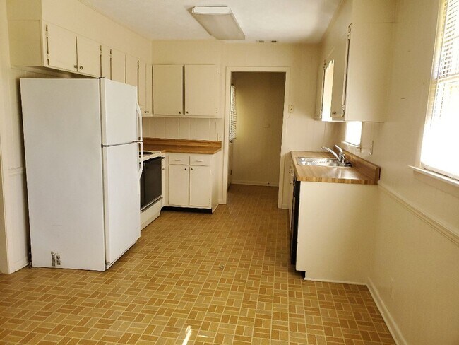 Building Photo - Cozy Home
