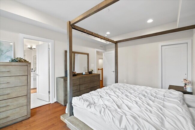 Building Photo - A Glimpse of Serene Living in Chantilly, VA