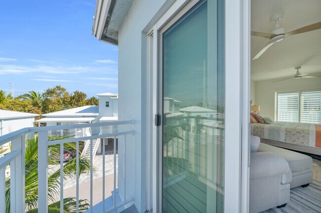 Building Photo - 10877 Overseas Hwy