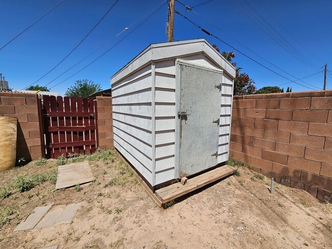 Building Photo - 3 Bedroom/2 Bath Home with a 2-Car Garage