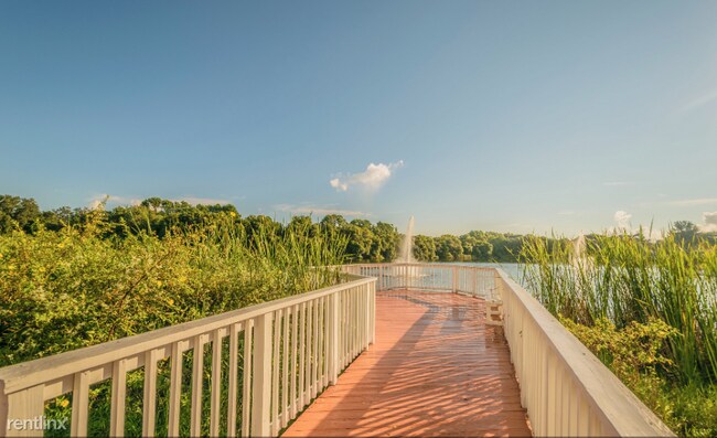 Building Photo - 2 br, 2 bath Condo - Lake Azzure Apartments