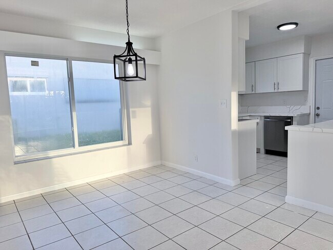 Building Photo - 231 NE 16th Ave