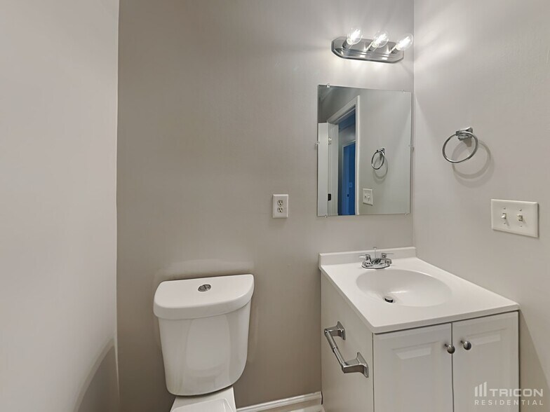 Building Photo - 6195 Flagstaf Walk