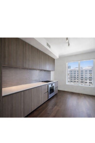 Building Photo - 110 Channel St