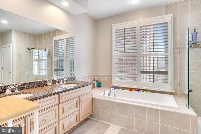 Building Photo - 906 Slaters Ln