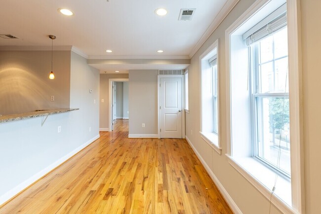 Building Photo - Charming One Bedroom w/ Den in Columbia He...