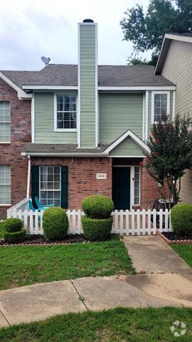 Building Photo - 3918 Pickett Pl Dr