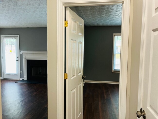 Building Photo - Wow! Renovated 3 bedroom 2 bath home in Ca...