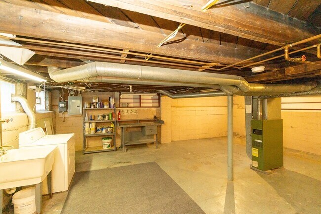 Building Photo - 461 Averill Ave