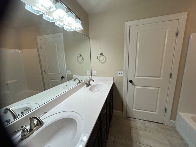 Building Photo - "Charming 3-Bed Condo in Cookeville with G...