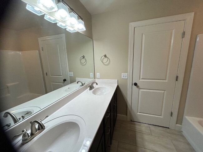 Building Photo - "Charming 3-Bed Condo in Cookeville with Granite Touches and Spacious Living!"