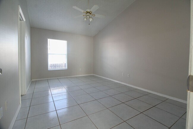 Building Photo - 13859 Glasser Ave