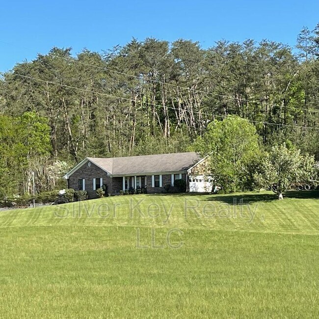 1011 Mecca Pike 1011 Mecca Pike Tellico Plains TN 37385 Apartment