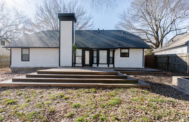 Building Photo - 5013 S Lions Ave